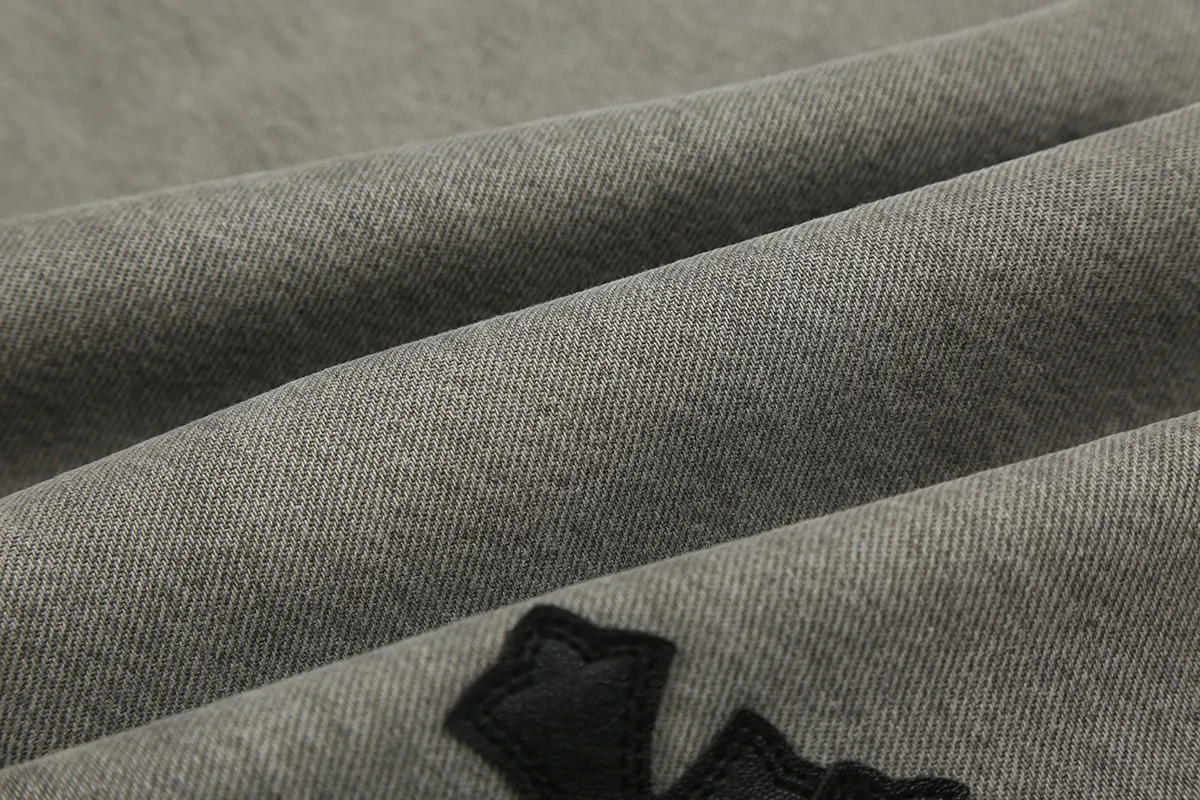 P230 White background picture [High quality] Code: 25026# Color: washed gray Size: S/28 to Fermentation wash and soft color fixation, soft and thick to wear. Details are all hand-polished and made with craftsmanship. All-over jacquard fabric has a unique design style. Multiple processes have been used to create a full retro feel. A niche and unique non-contrast shirt. Customized distressed spray-painted buttons. Every detail is crafted with craftsmanship.